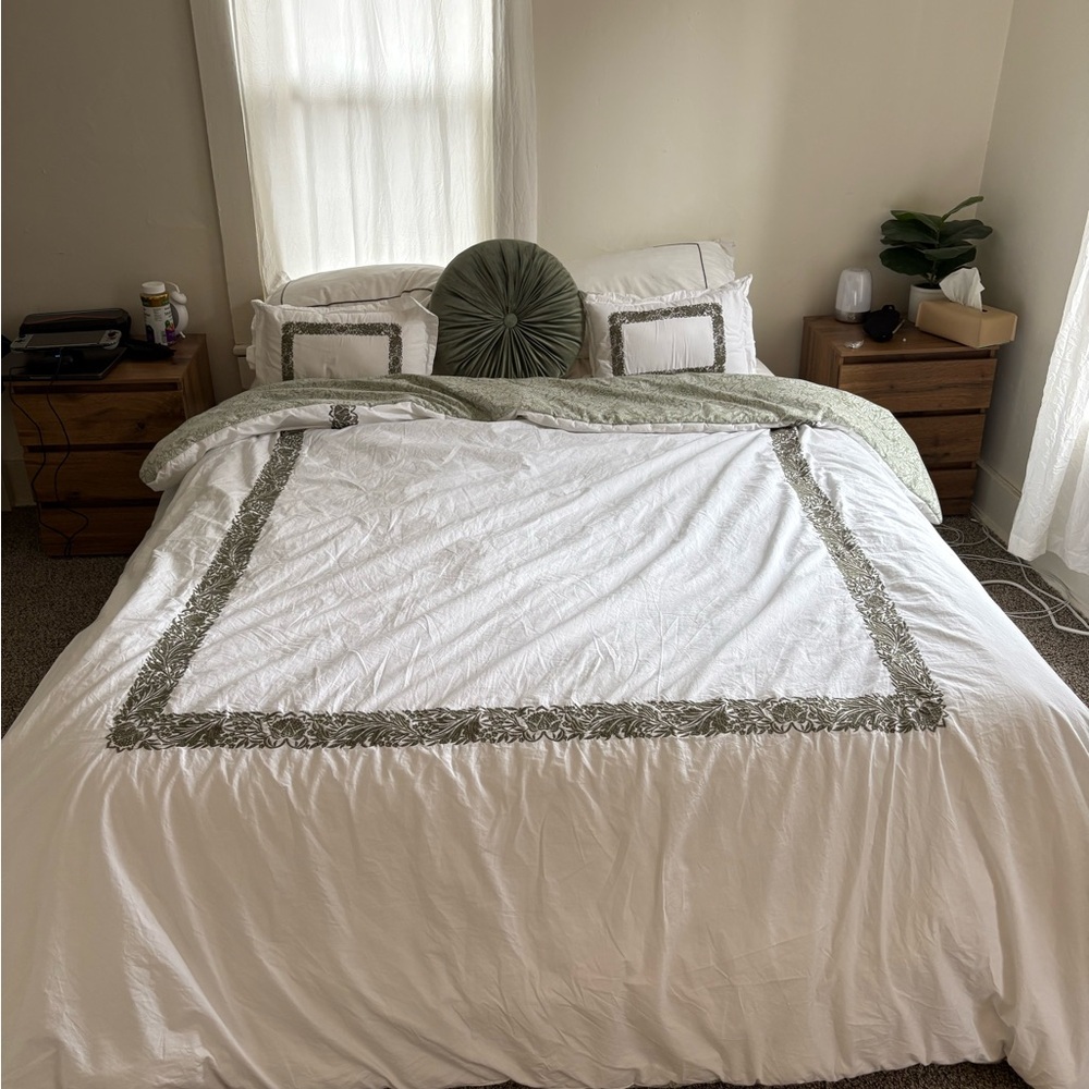 Elegant White and Green queen Bedding Set